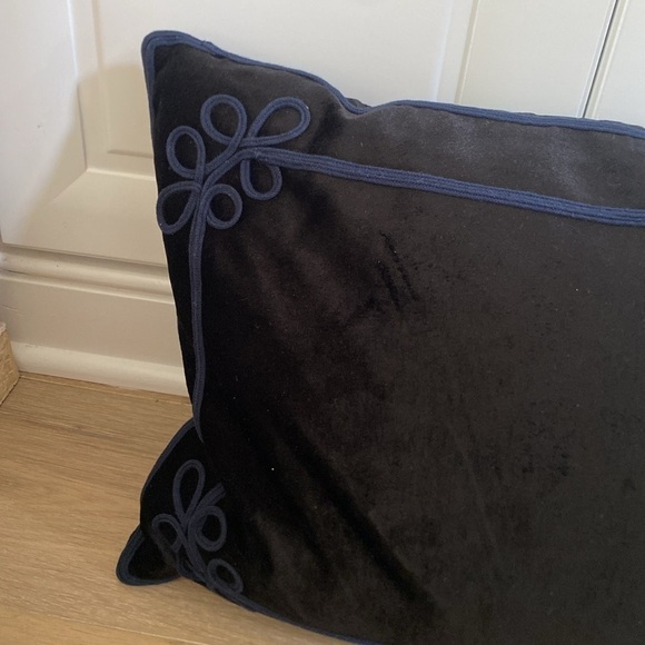 Ralph Lauren Merkel Home Collection Black Velvet throw pillows NWT $225 - Picture 3 of 7